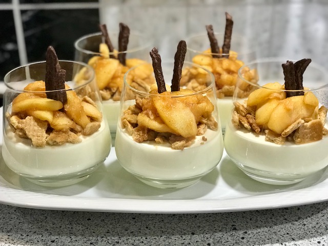 Saurerahm-Holundermousse mit Keks und karamellisiertem Apfel - ÖKGV ...