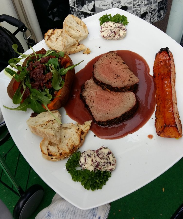 Rinderfilet in Kräuterkruste mit Rotweinsauce und Süßkartoffelpüree ...