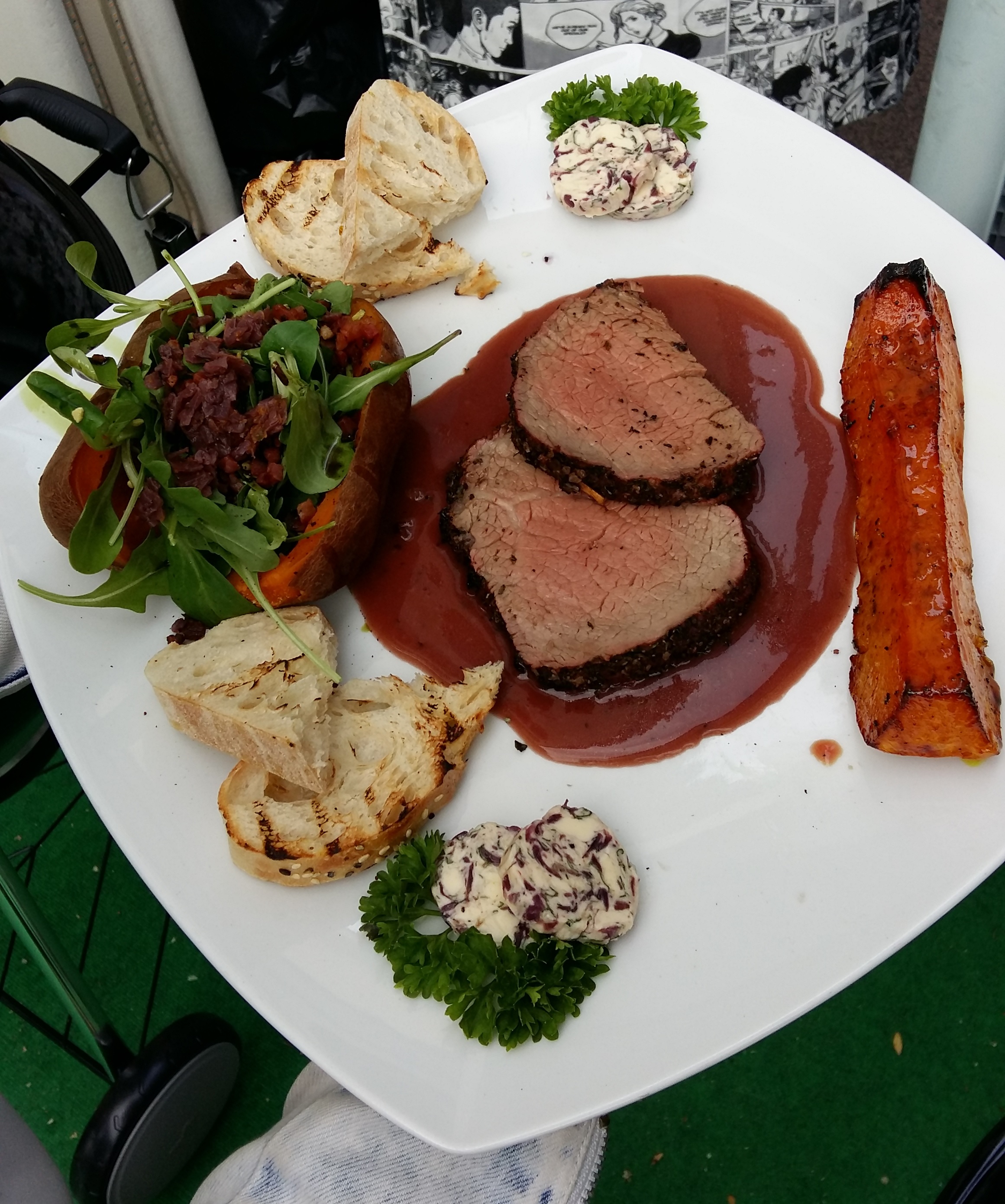 Rinderfilet in Kräuterkruste mit Rotweinsauce und Süßkartoffelpüree ...