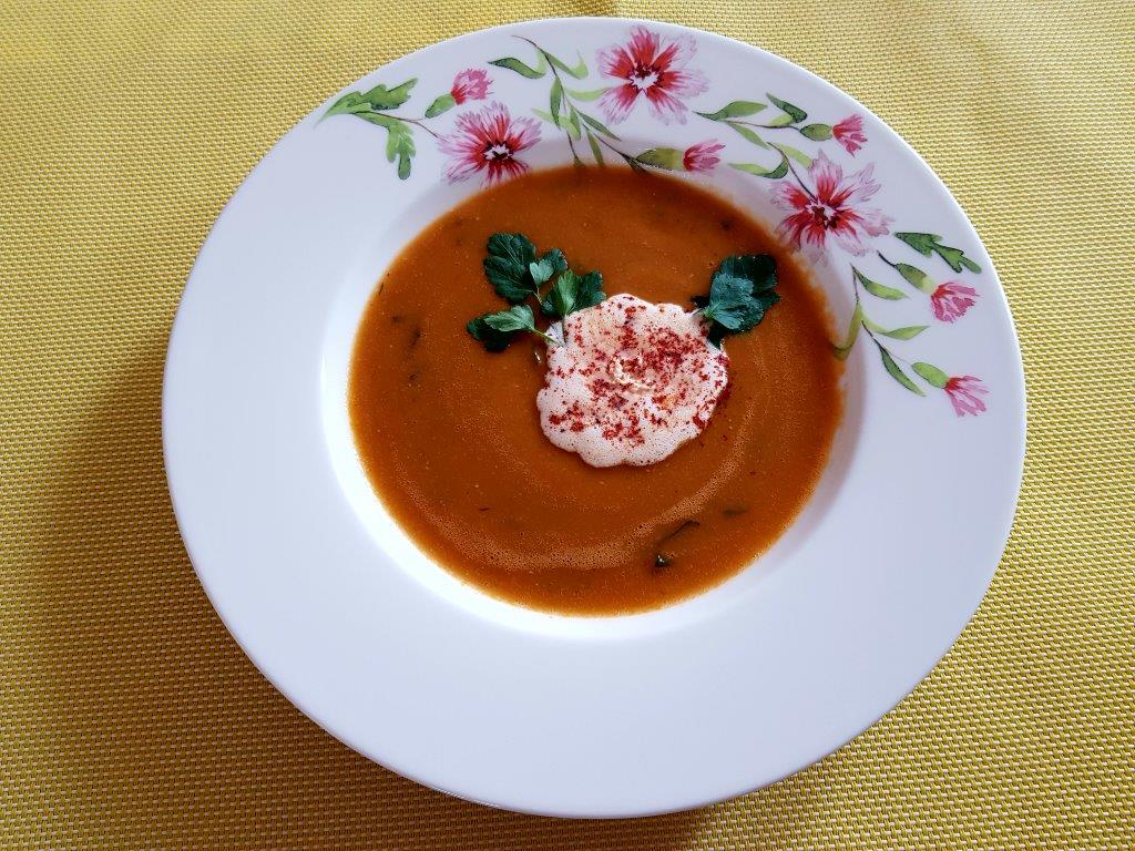Rote Linsen Cremesuppe mit rotem Curry-Parmesan-Schaum und frischer ...