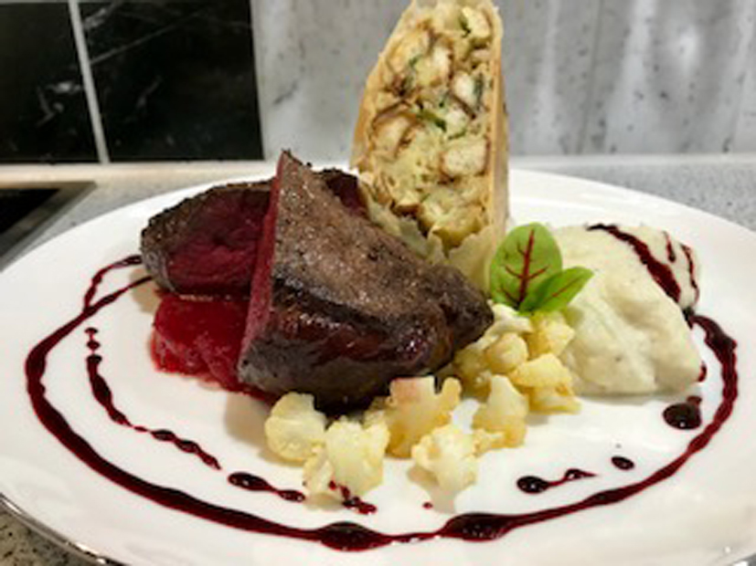 Hirschsteak mit einem Brezenknödel im Strudelteig - ÖKGV ...