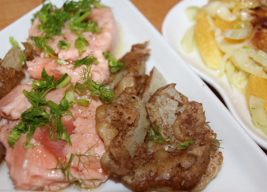 Konfierter Lachs in mit Kardamom und Zimt, gewürztem Öl mit ...