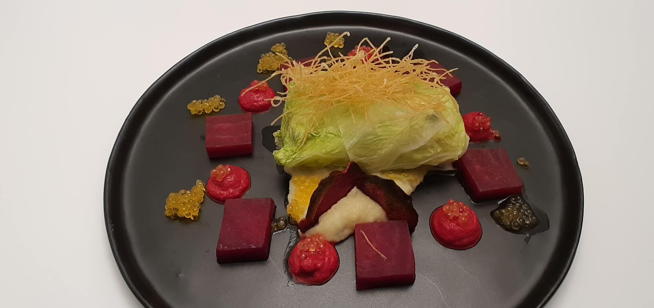 Kohlrouladen vom Bachsaibling, Topinamburpüree und dreierlei von der ...